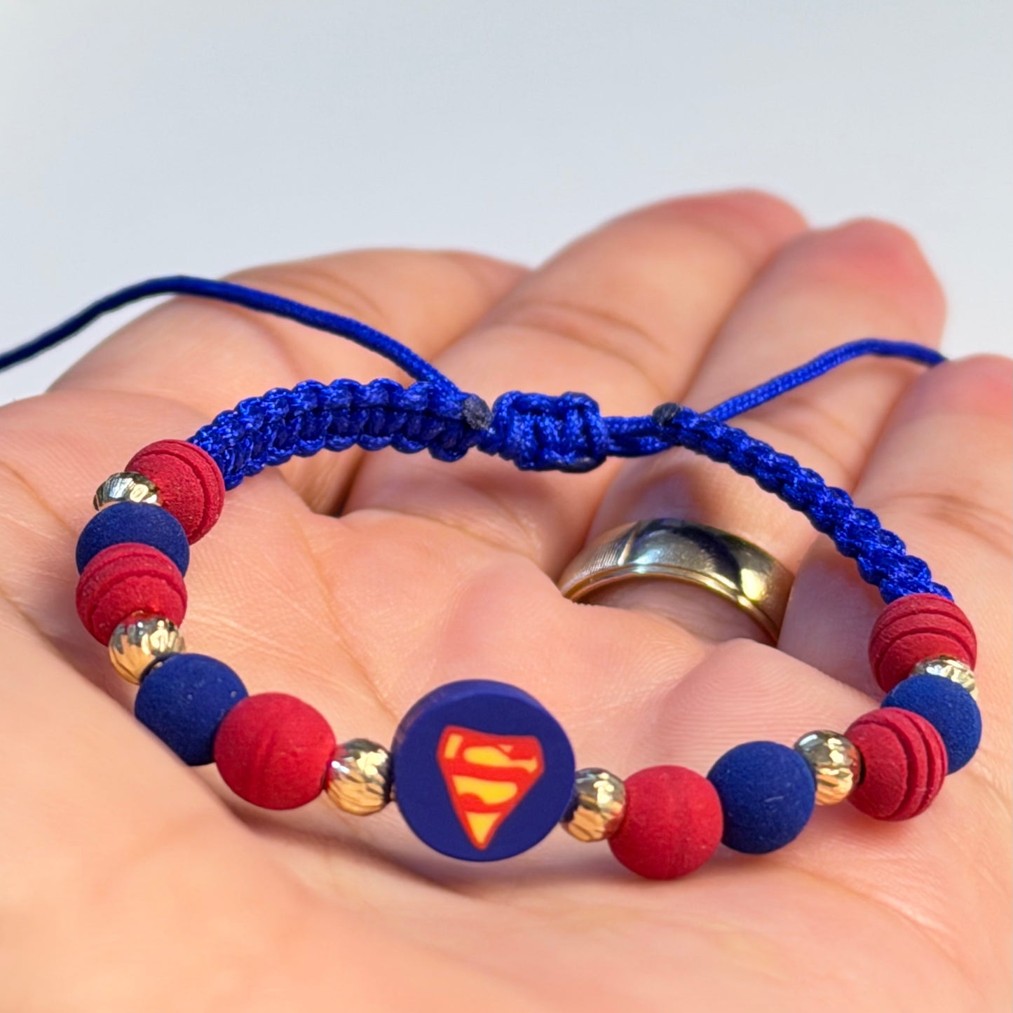 Pulseras de superhéroe Superman
con detalles dorados para niño de 4 mm