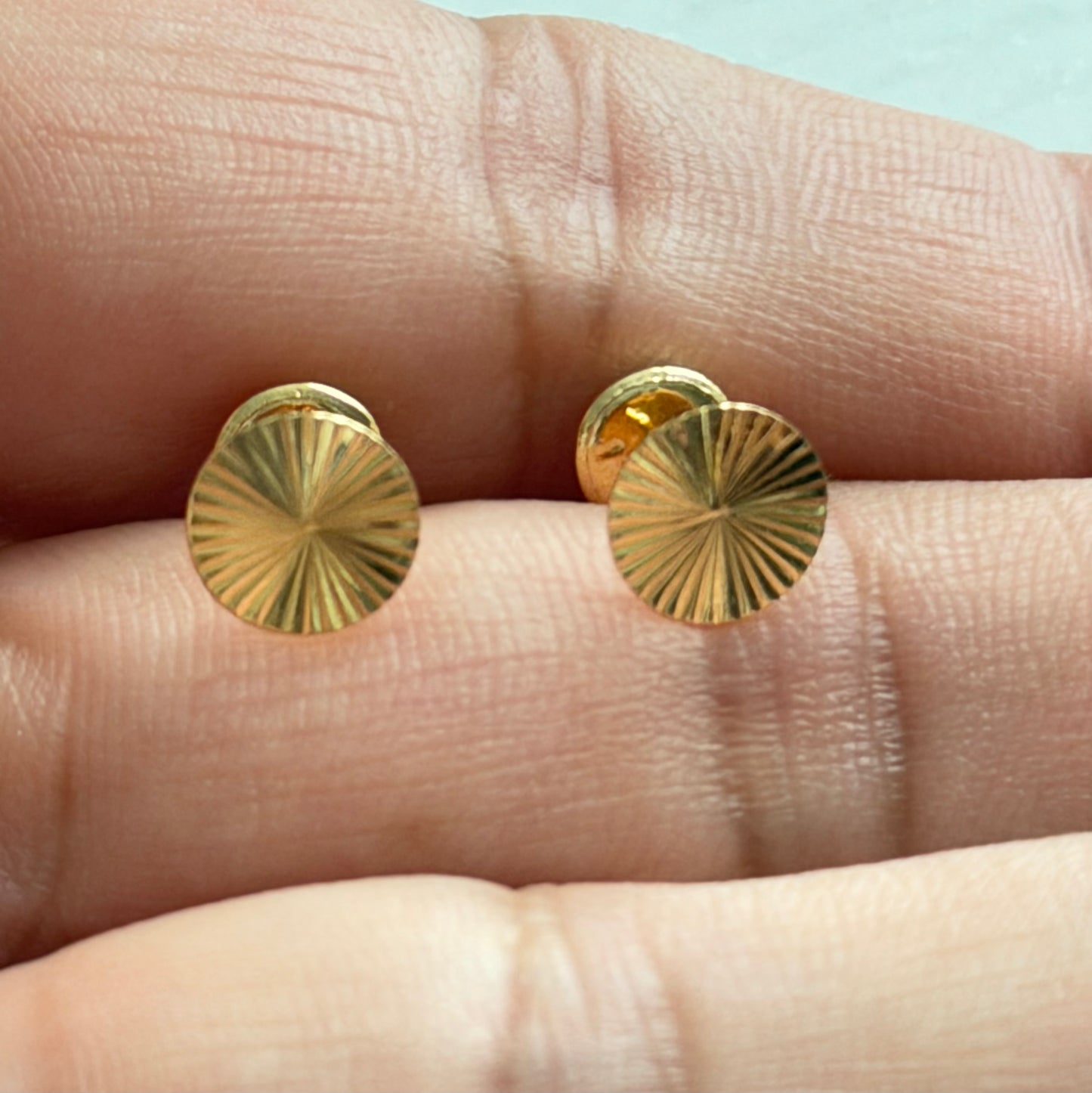 PENDIENTE DE ORO CON DIAMANTES EN FORMA DE CÍRCULO