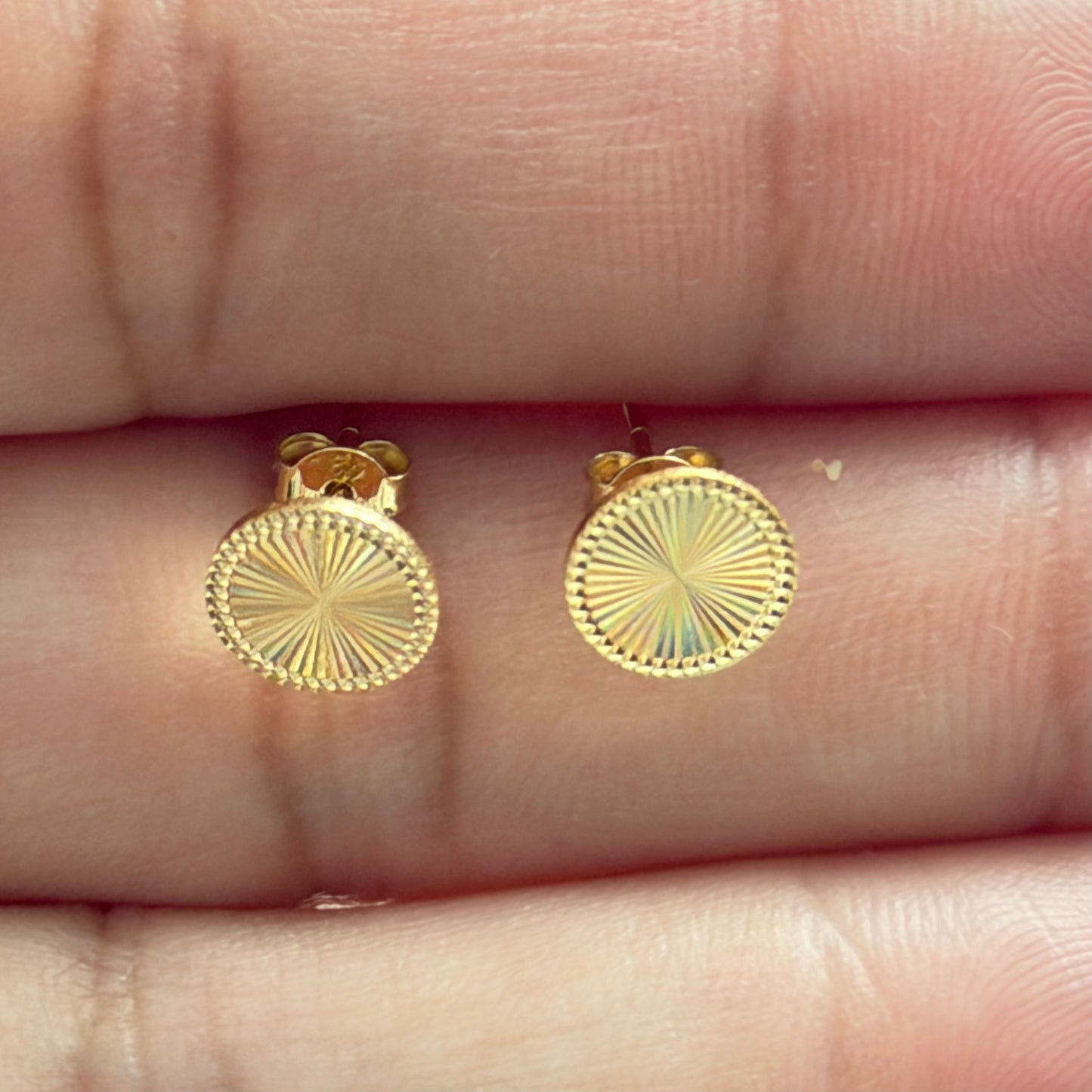 PENDIENTE DE ORO CON DIAMANTES EN FORMA DE CÍRCULO