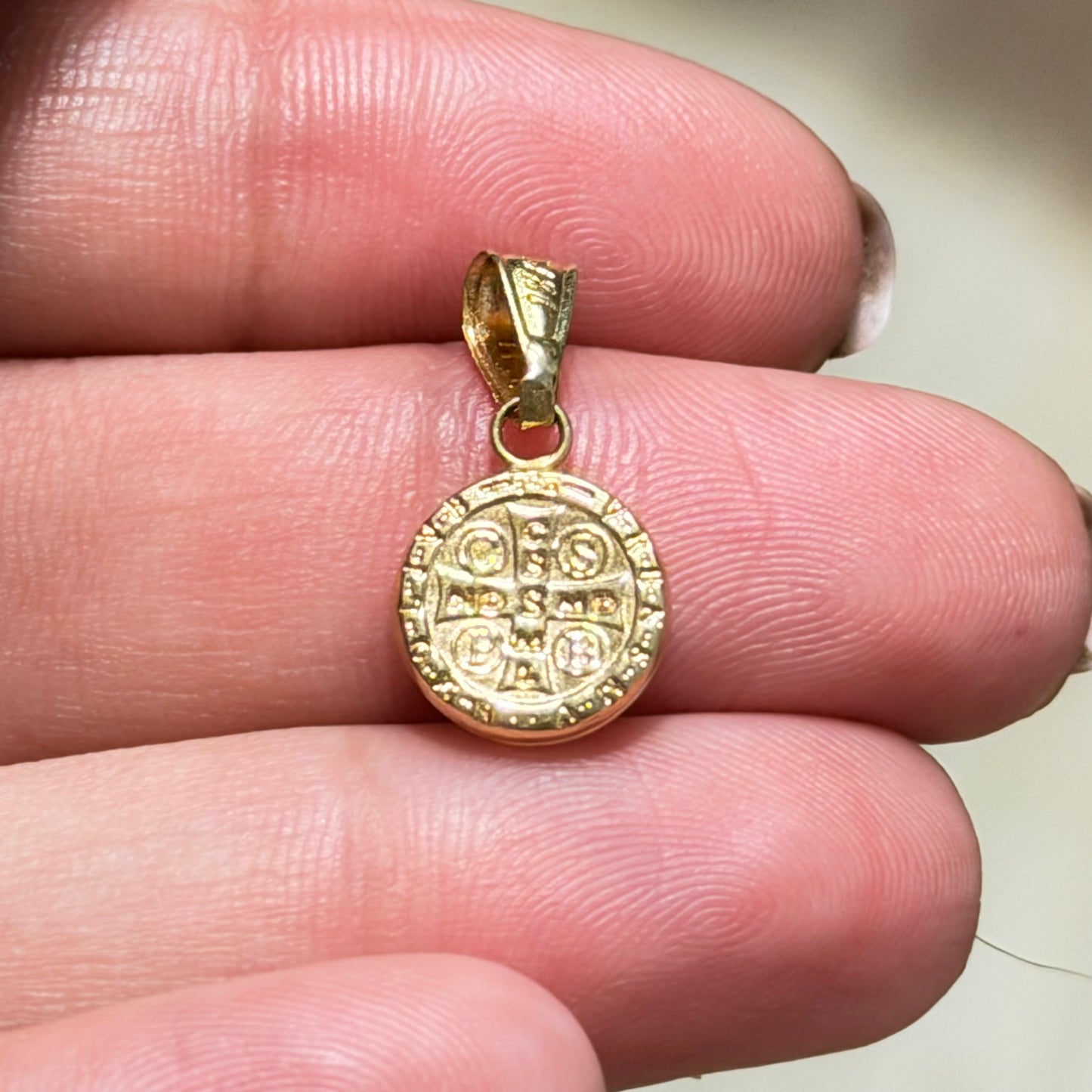 Dije de San Benito / 0.51 gr / 1.8 cm / Oro 18K