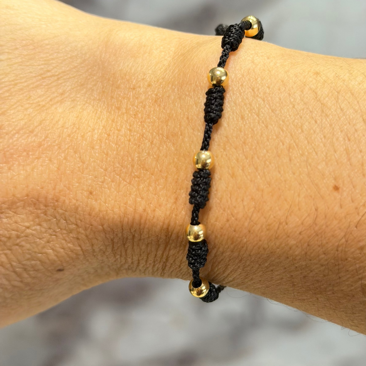 Pulsera Negra de 7 Nudos con Cuentas de Oro / 4 mm