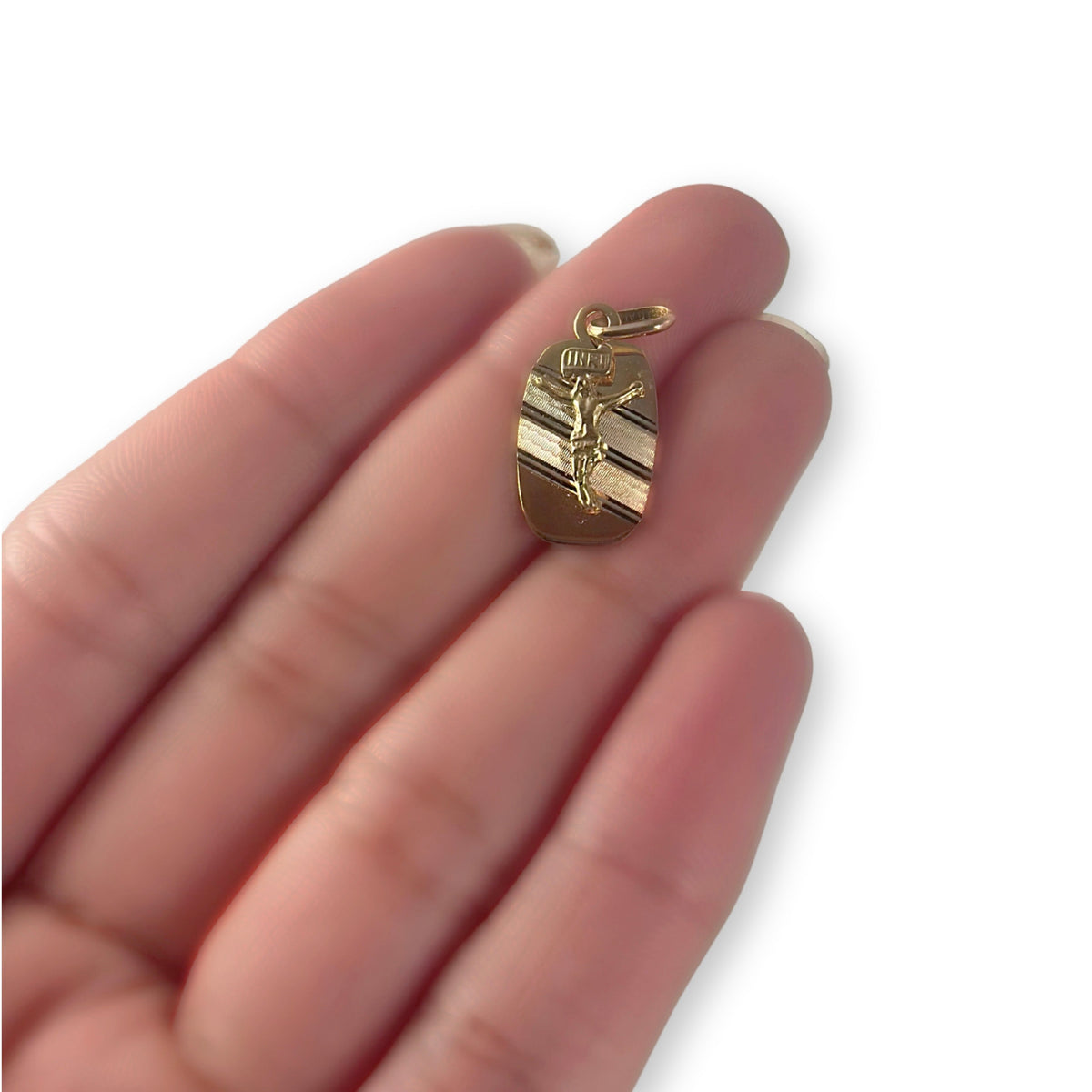 Colgante de Placa de Jesús Tricolor / 1.46 gr / 2.8 cm / Oro Italiano de 18K