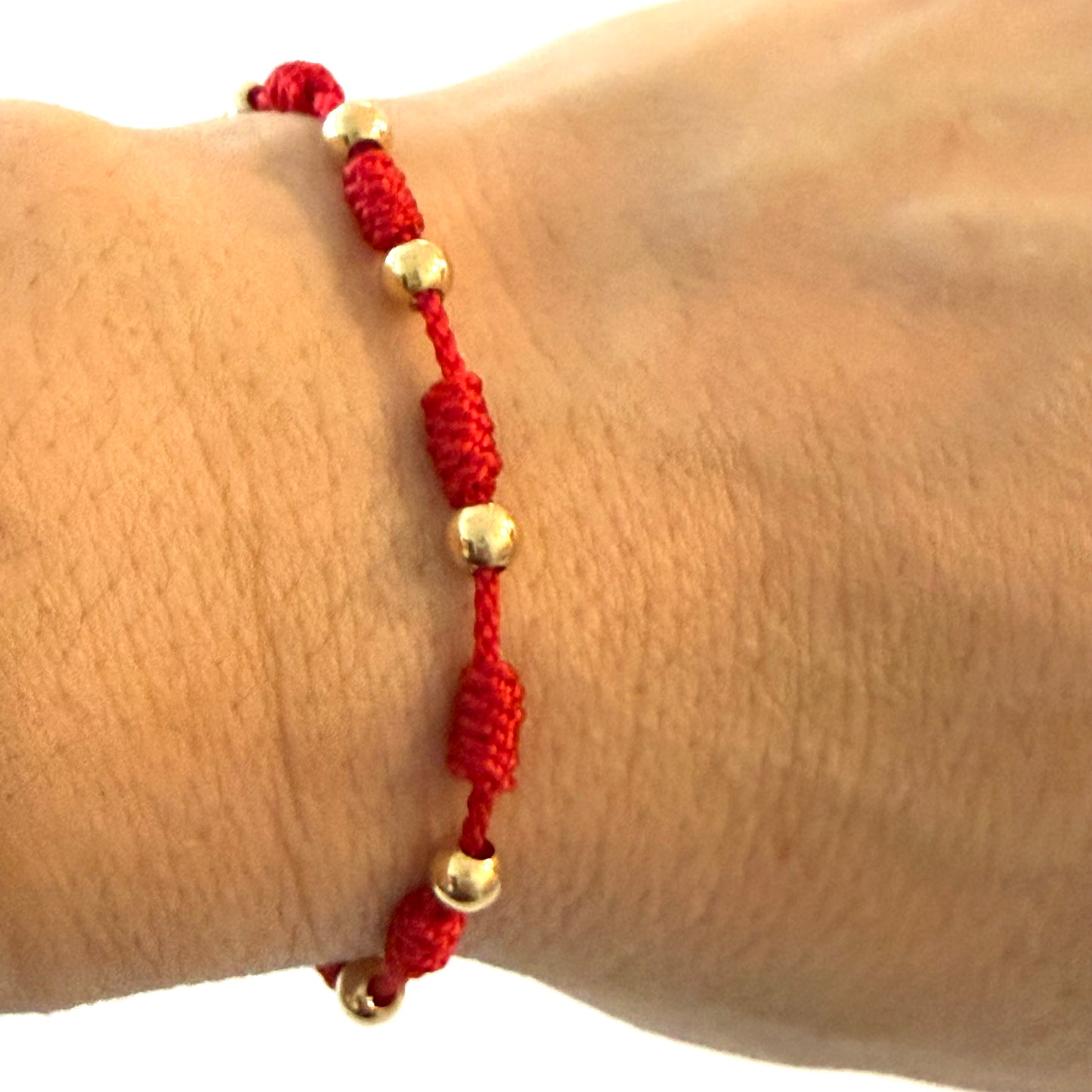 7/PULSERA NUDO CON CUENTAS DE ORO