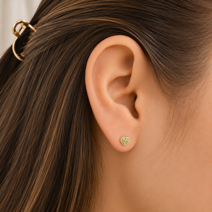 Pendientes de oro de 18 quilates con diseño de mini corazón verde y piedras / 0,52 g / 3 mm