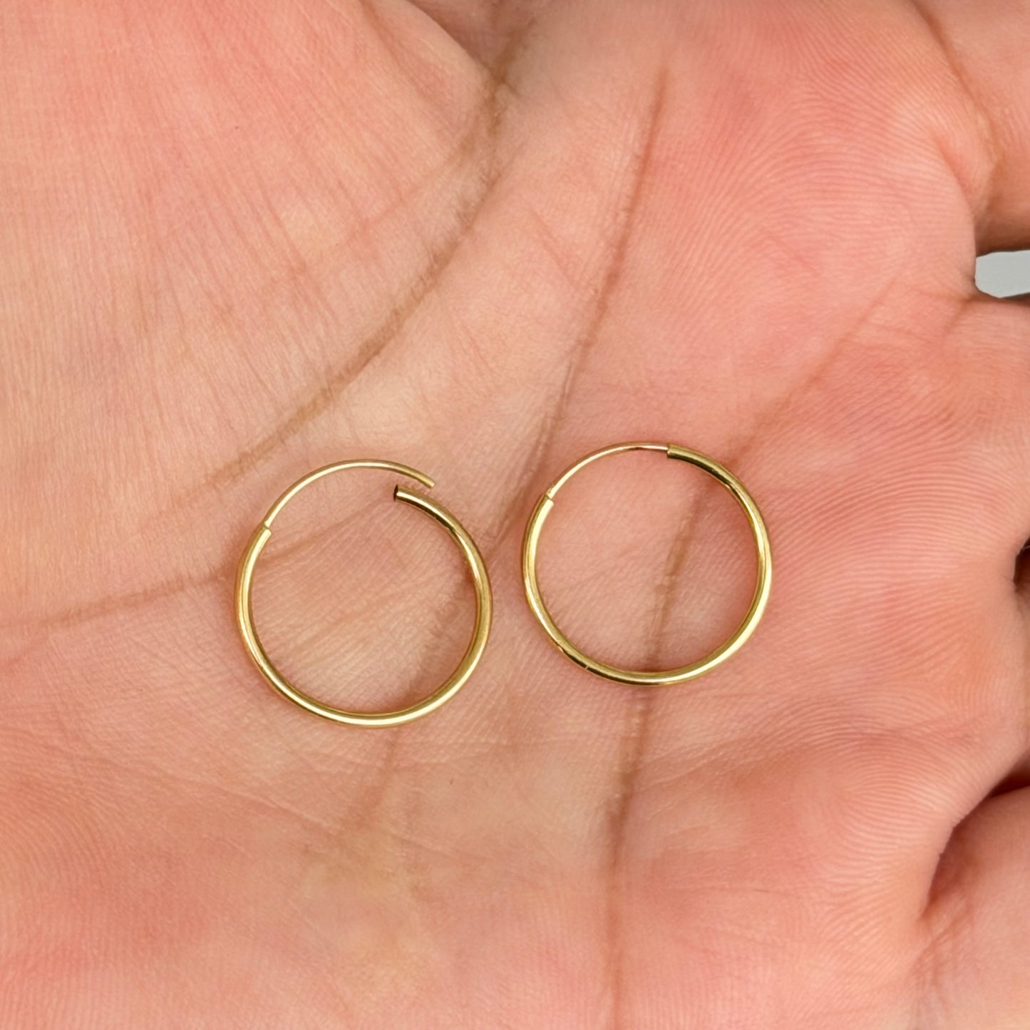 Thin Hoop Earrings / 0.60gr / 1.6cm / 18k Italian Gold