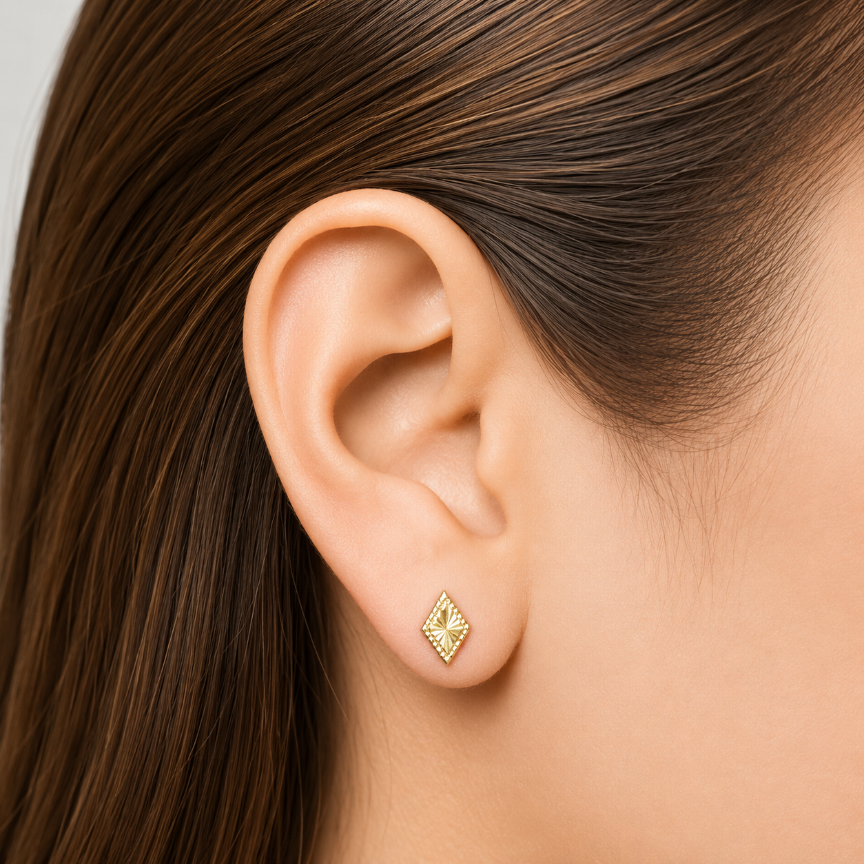 Pendientes de botón en forma de diamante / 0,8 g / 6 mm / Oro de 18K