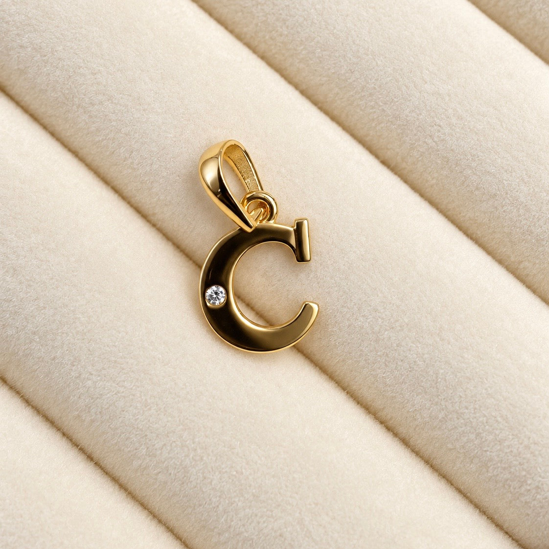 Letter C Pendant / 0.67 gr / 1.6 cm / 18K Italian Gold