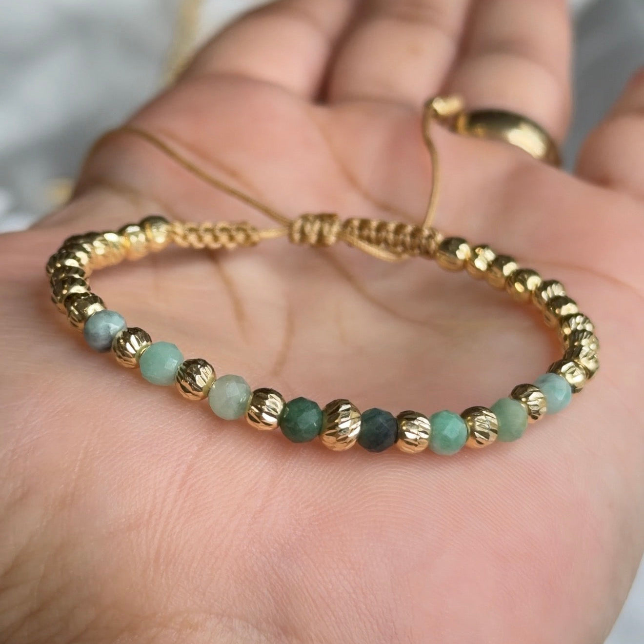 Pulsera con Esmeralda Muralla y Cuentas de Oro/ 3, 4, 5mm