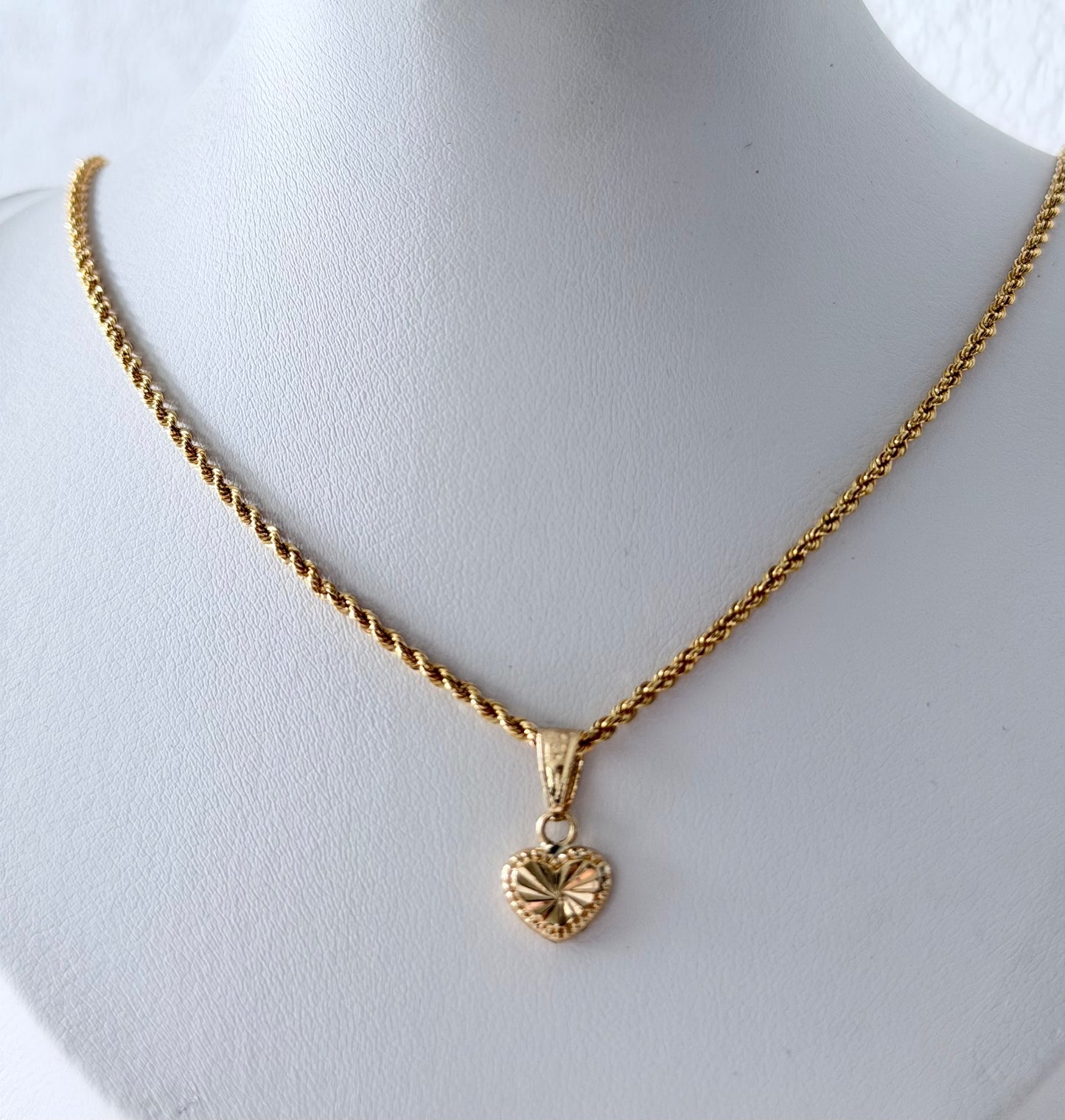 CHAIN WITH HEART PENDANT