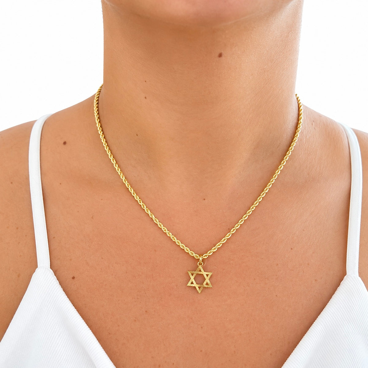 Cadena de Cuerda con Colgantes Estrella / 2.65 gr / 45 cm / 2 mm / Colgante 0.72 gr / 2 cm / Oro italiano de 18K