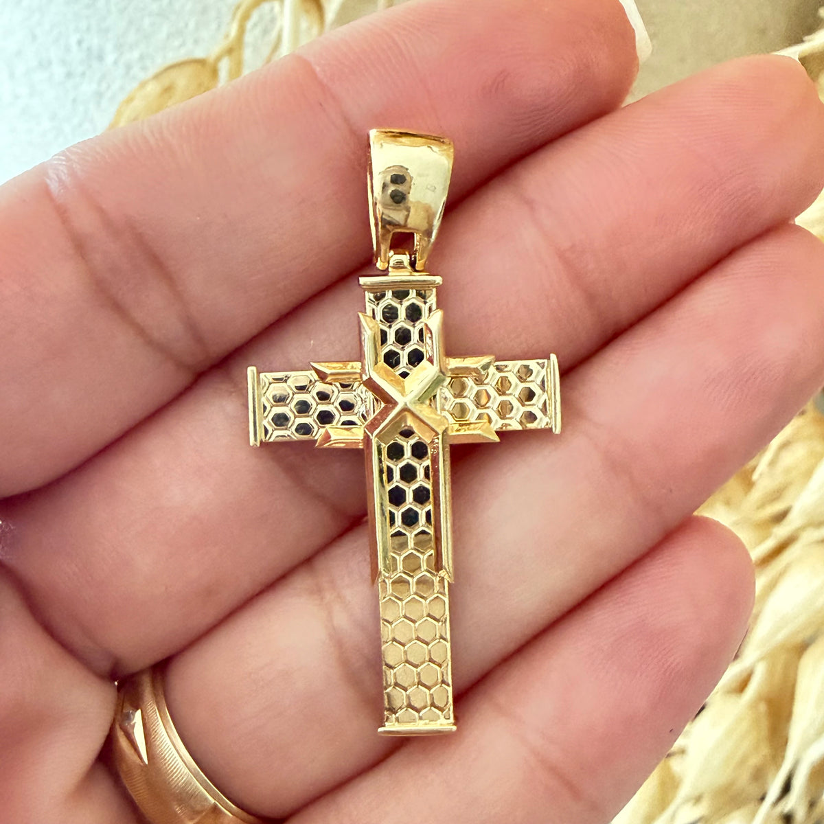 Geometric Honeycomb Cross Pendant
/ 3.58 gr / 4.2cm / 18K Italian Gold
