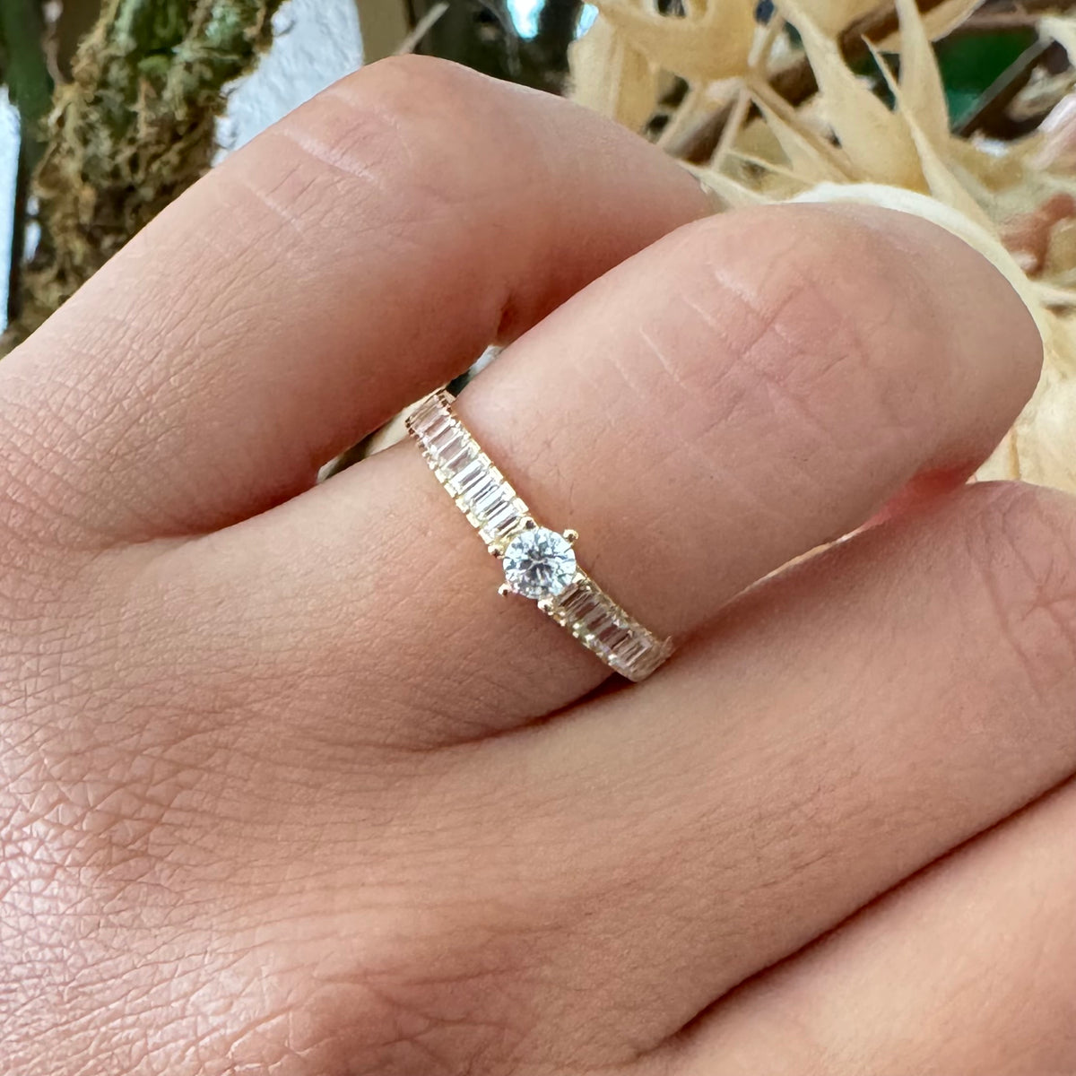 Stone Solitaire Ring / 1.77g / Size 7/ 18K Italian Gold