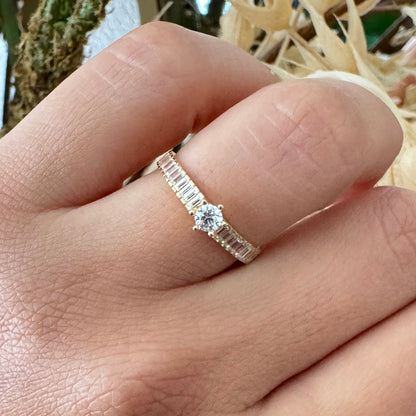 Stone Solitaire Ring / 1.77g / Size 7/ 18K Italian Gold
