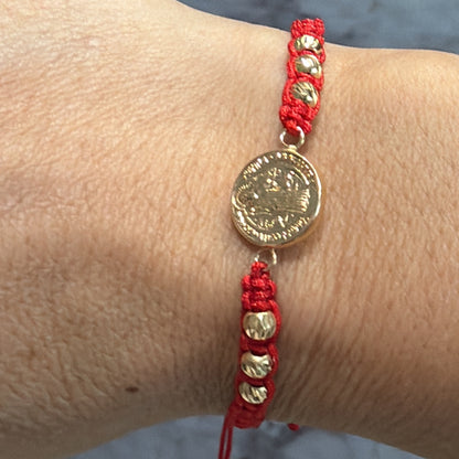 Pulsera de macramé de San Benito roja en oro de 18K