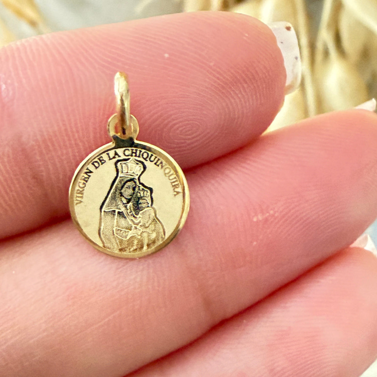 Our Lady of Chiquinquirá Pendant
/ Pza / 1.5cm / 18K Italian Gold