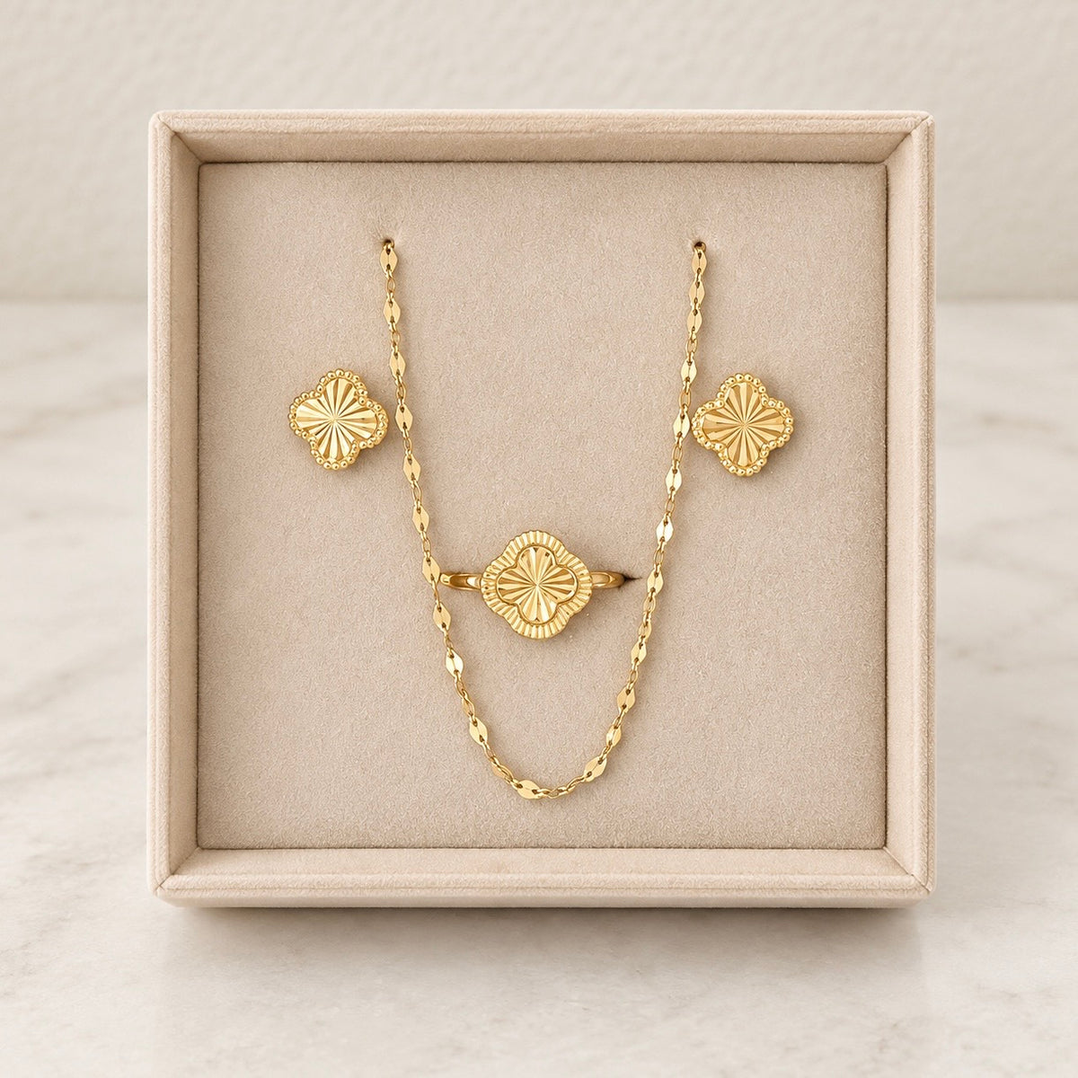 Diamond-Cut Clover Necklace, Ring and Earrings Set / Chain 0.91 gr/ 50 cm/ Earrings 1.02 gr / Ring /T8 / 18K Italian Gold