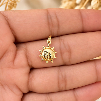 Smiling Sun Pendant / 0.77 gr / 1.8 cm / 18K Italian Gold