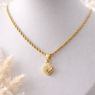 CHAIN WITH HEART PENDANT