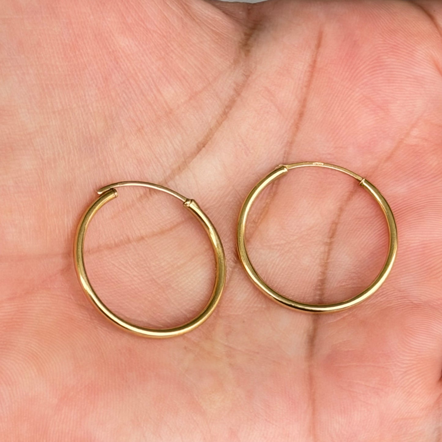 Thin Hoop Earrings / 1.37gr / 2.4cm / 18k Italian Gold