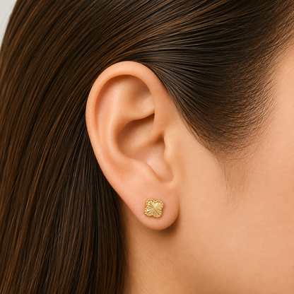 Pendientes de trébol medianos / 0,6 g / 5 mm / Oro italiano de 18K