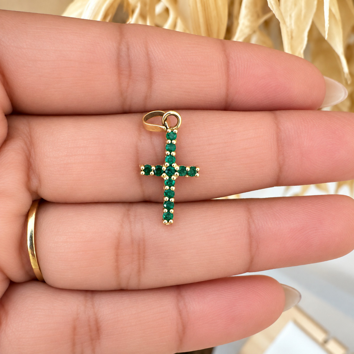 Emerald Cross Pendant
/ 1gr / 2.5cm / 18K Gold