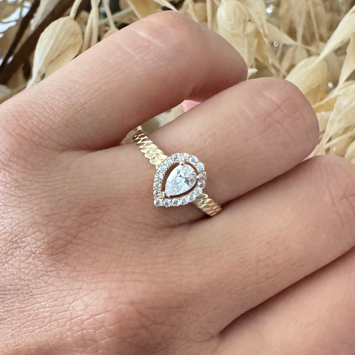 Teardrop Stone Solitaire Ring / 2.22g / Size 8 1/4 / 18K Italian Gold