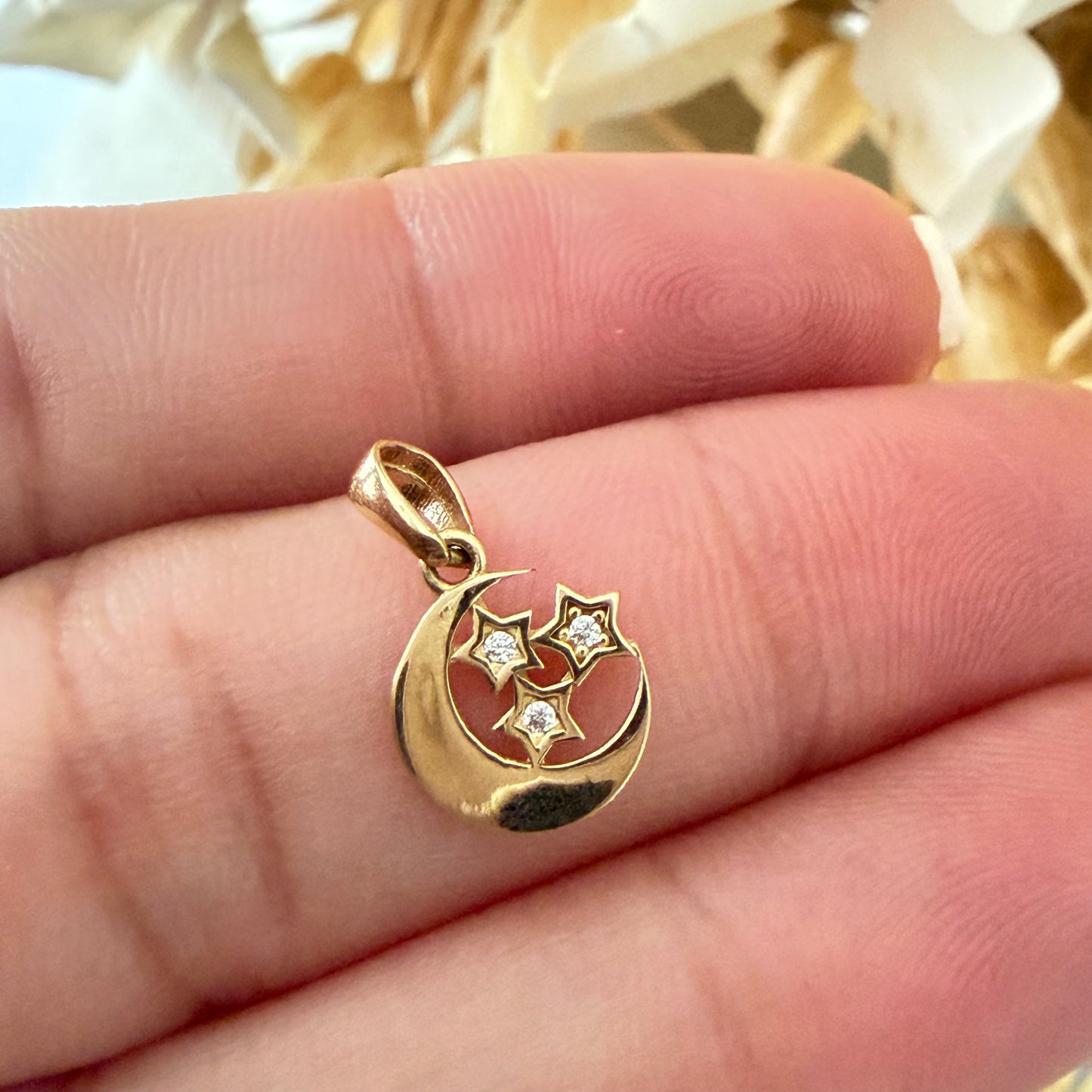 Dije Luna y Estrellas con Zirconias/ 0.90gr / 1.5cm / 18K Italian Gold