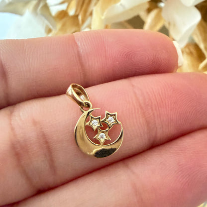 Dije Luna y Estrellas con Zirconias/ 0.90gr / 1.5cm / 18K Italian Gold