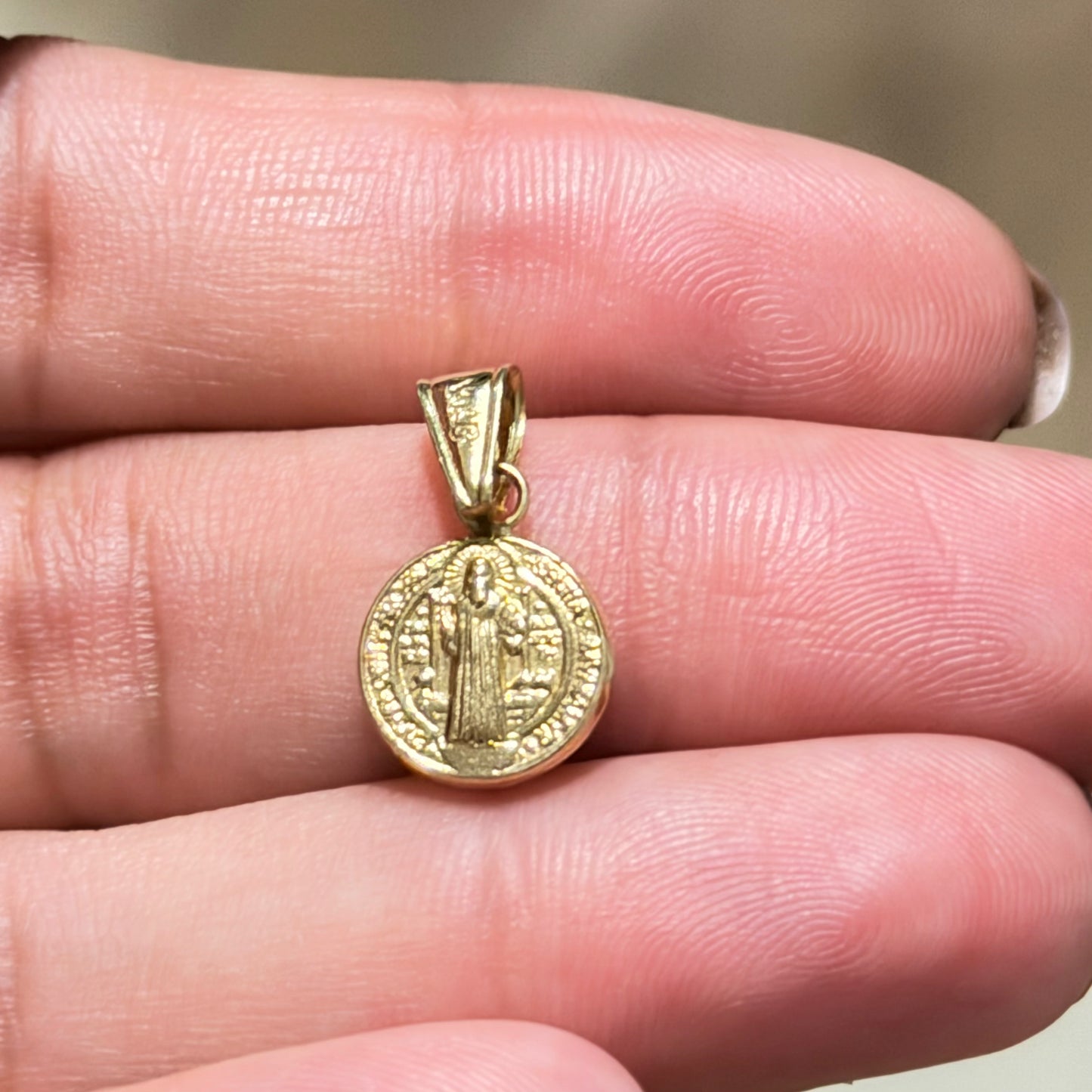 Dije de San Benito / 0.51 gr / 1.8 cm / Oro 18K