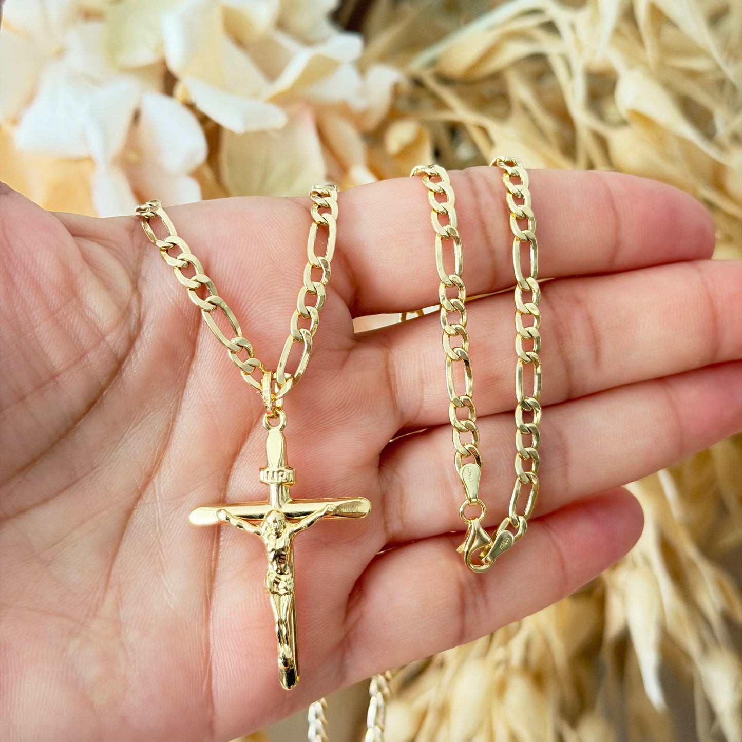 Cadena Fígaro con dije / 8.6 gr / 60 cm / 4.8 mm / Oro italiano 18K