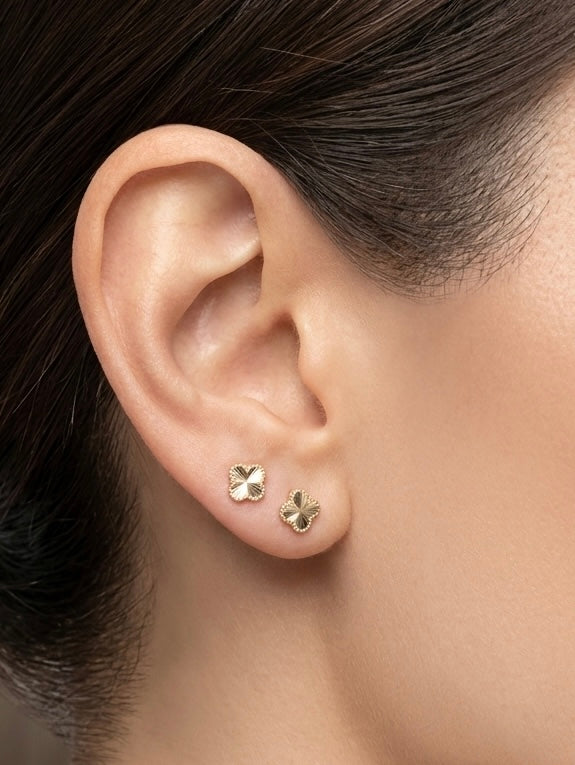 Mini aretes de trébol / 0,5 g / 4 mm / Oro italiano de 18 quilates