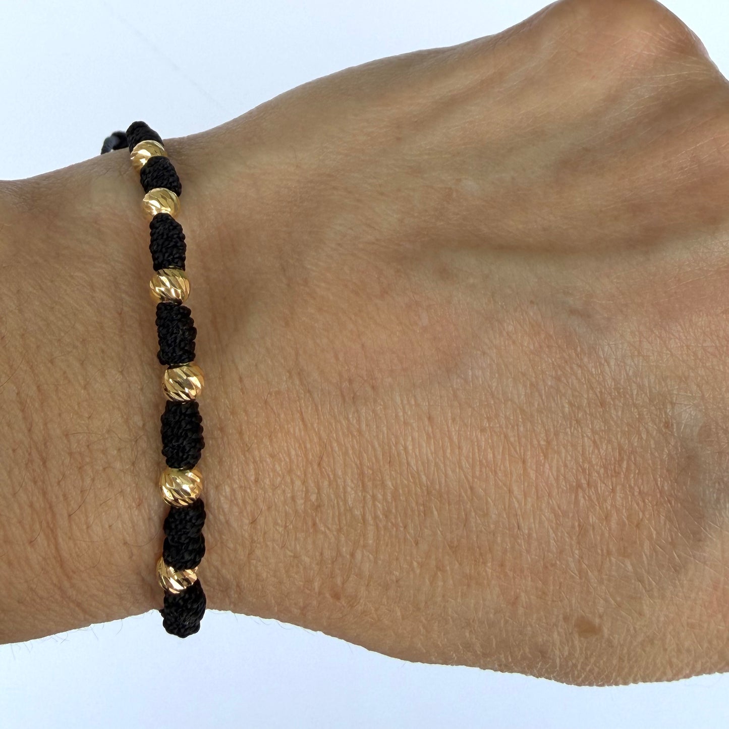 7/PULSERA NUDO CON CUENTAS DE ORO