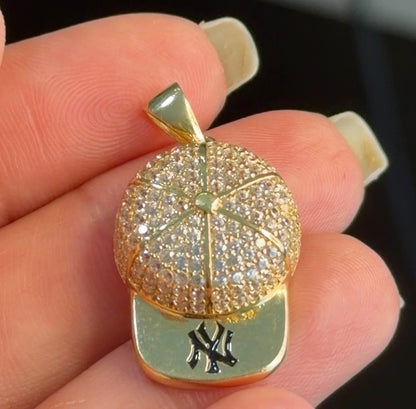 Cap Pendant with Stones/ 5.72gr /3.2cm / 18K Italian Gold