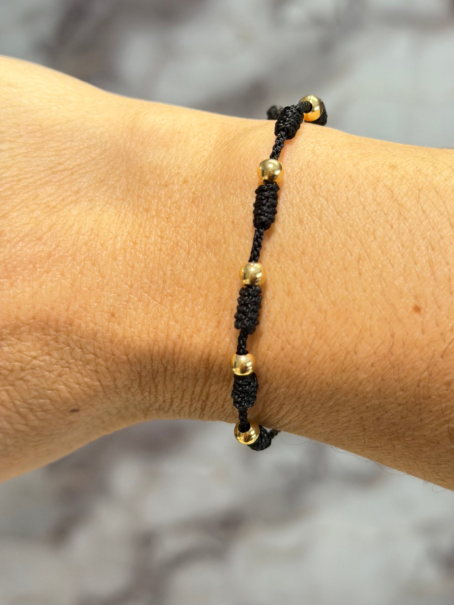 7/PULSERA NUDO CON CUENTAS DE ORO
