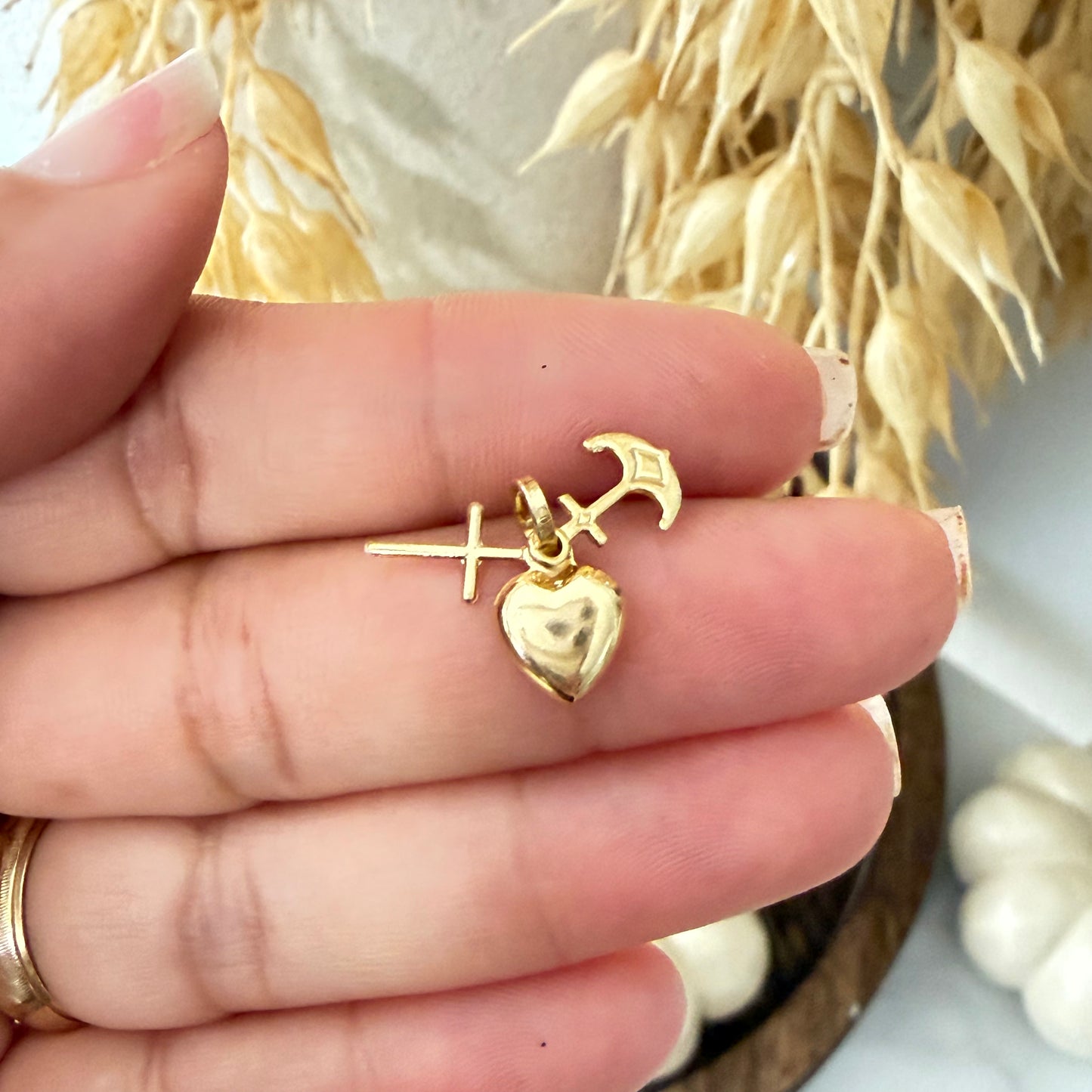 Tres Gracias / 1.08 gr / 1.5 cm / 18K Italian Gold