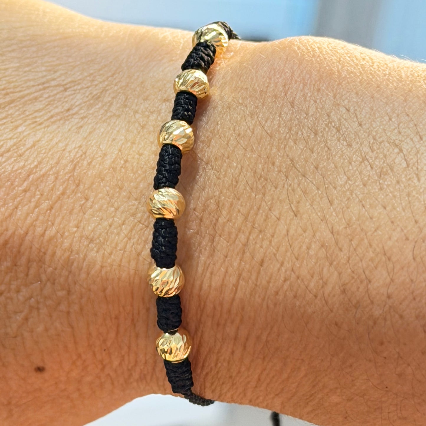 7/PULSERA NUDO CON CUENTAS DE ORO