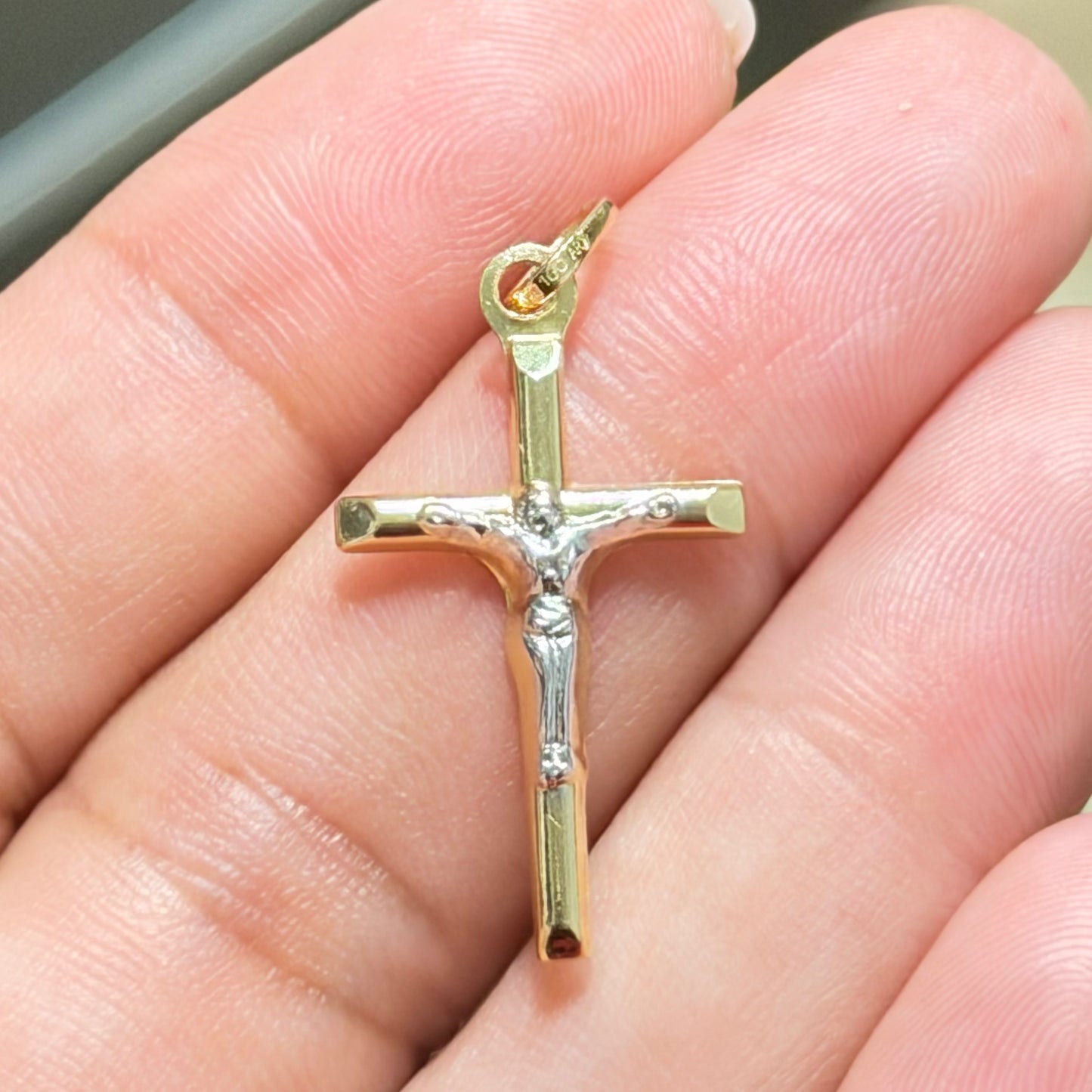 Dije de cruz / 0.99 gr / 3 cm / Oro italiano 18K