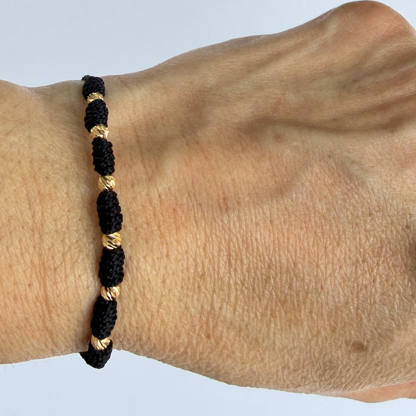 7/PULSERA NUDO CON CUENTAS DE ORO