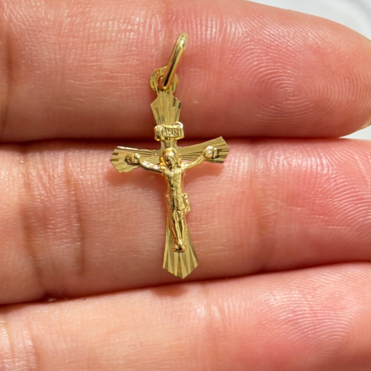 Crucifix Pendant / 0.6gr / 2.8cm / 18K Gold