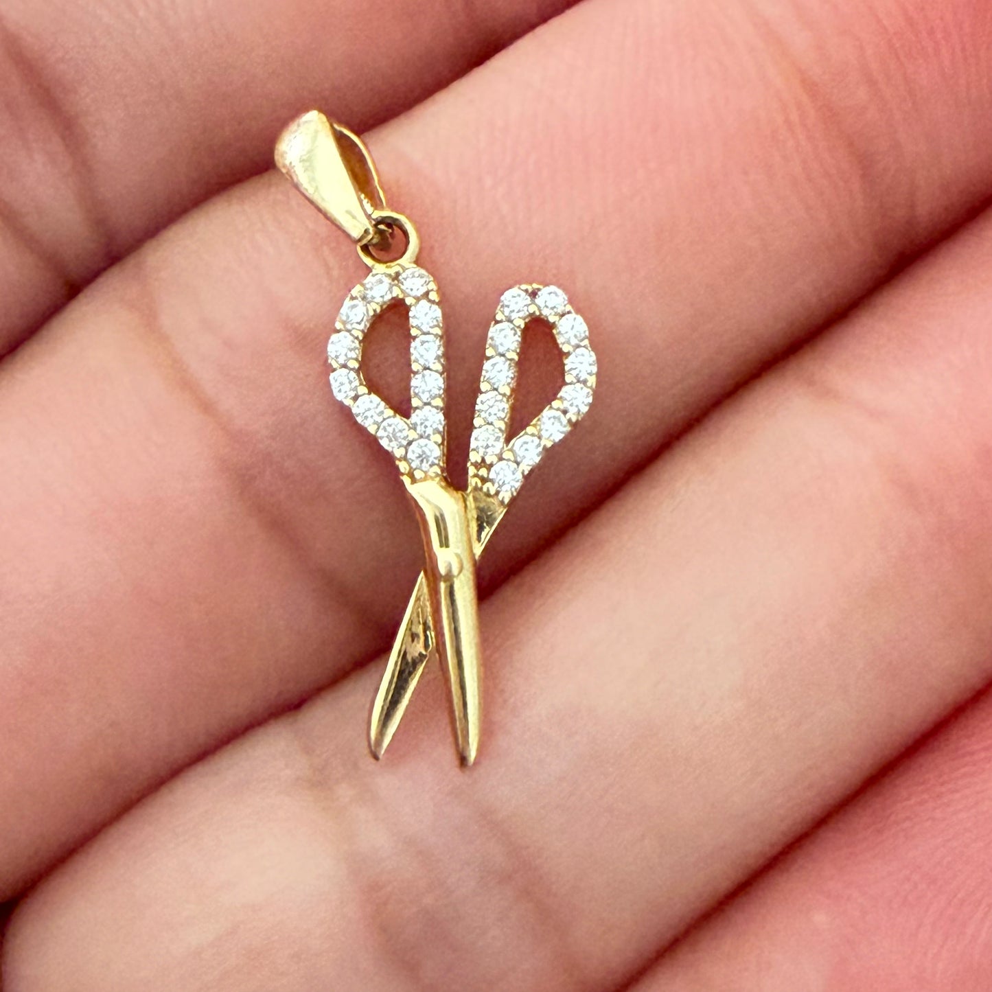 Scissors Pendant with Zirconia
/1.06gr / 2.5cm / 18K Italian Gold