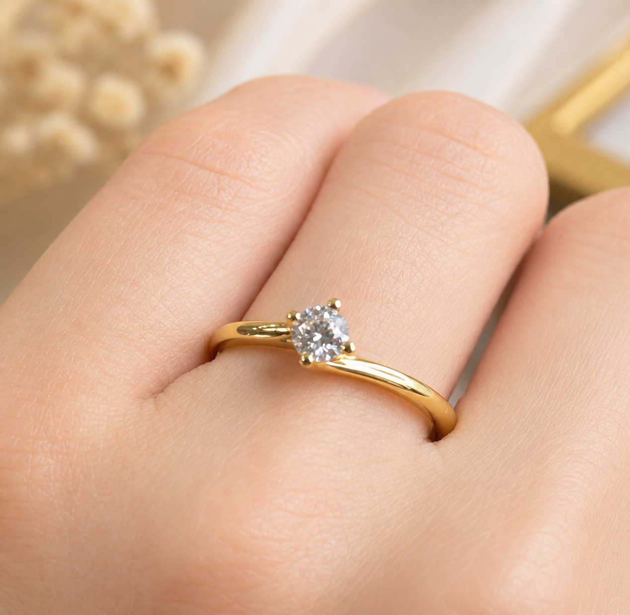Solitaire Ring / 2.04 gr / Size 7 1/2 / 18K Italian Gold