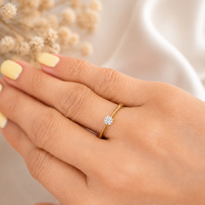 Solitaire Ring / 1.74 gr / Size 10 1/2 / 18K Italian Gold