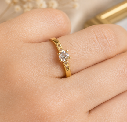 Solitaire Ring / 1.5 gr / Size 5 1/2 / 18K Italian Gold