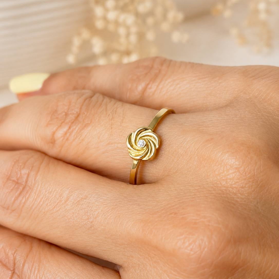 Flower Ring / 1.15 gr / Size 7 / 18K Italian Gold