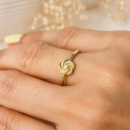 Flower Ring / 1.15 gr / Size 7 / 18K Italian Gold