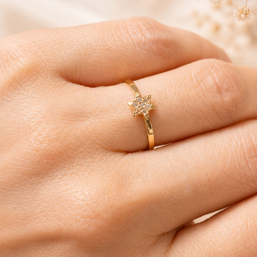 Star Ring / 1.1 gr / Size 4 1/2 / 18K Italian Gold