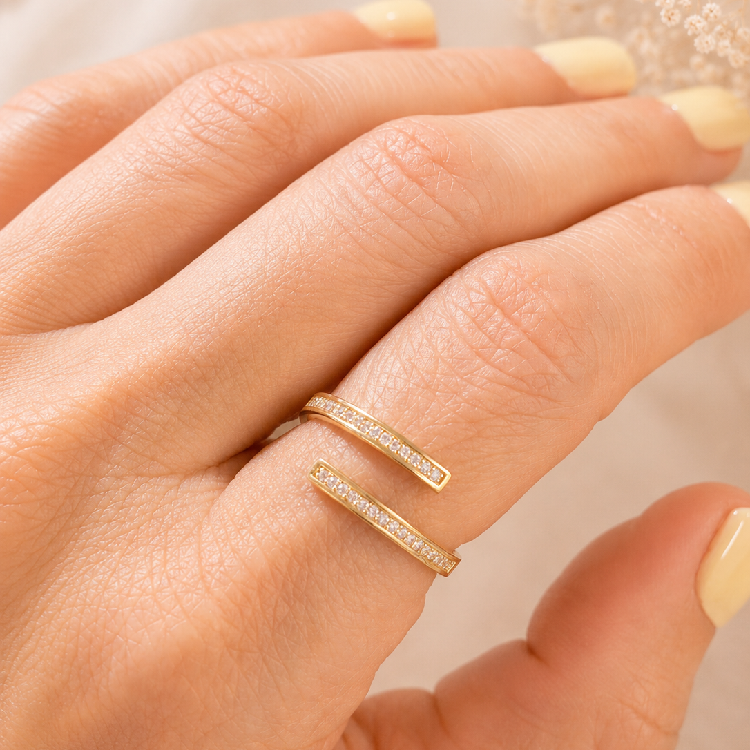 Crossed Ring / 2.15 gr / Size 8 1/2 / 18K Italian Gold