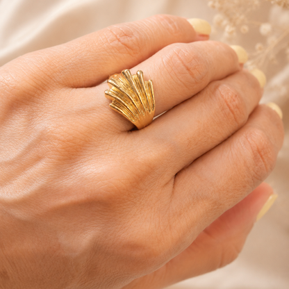 Monica Ring / 3.12 gr / Size 5 / 9 mm / 18K Italian Gold