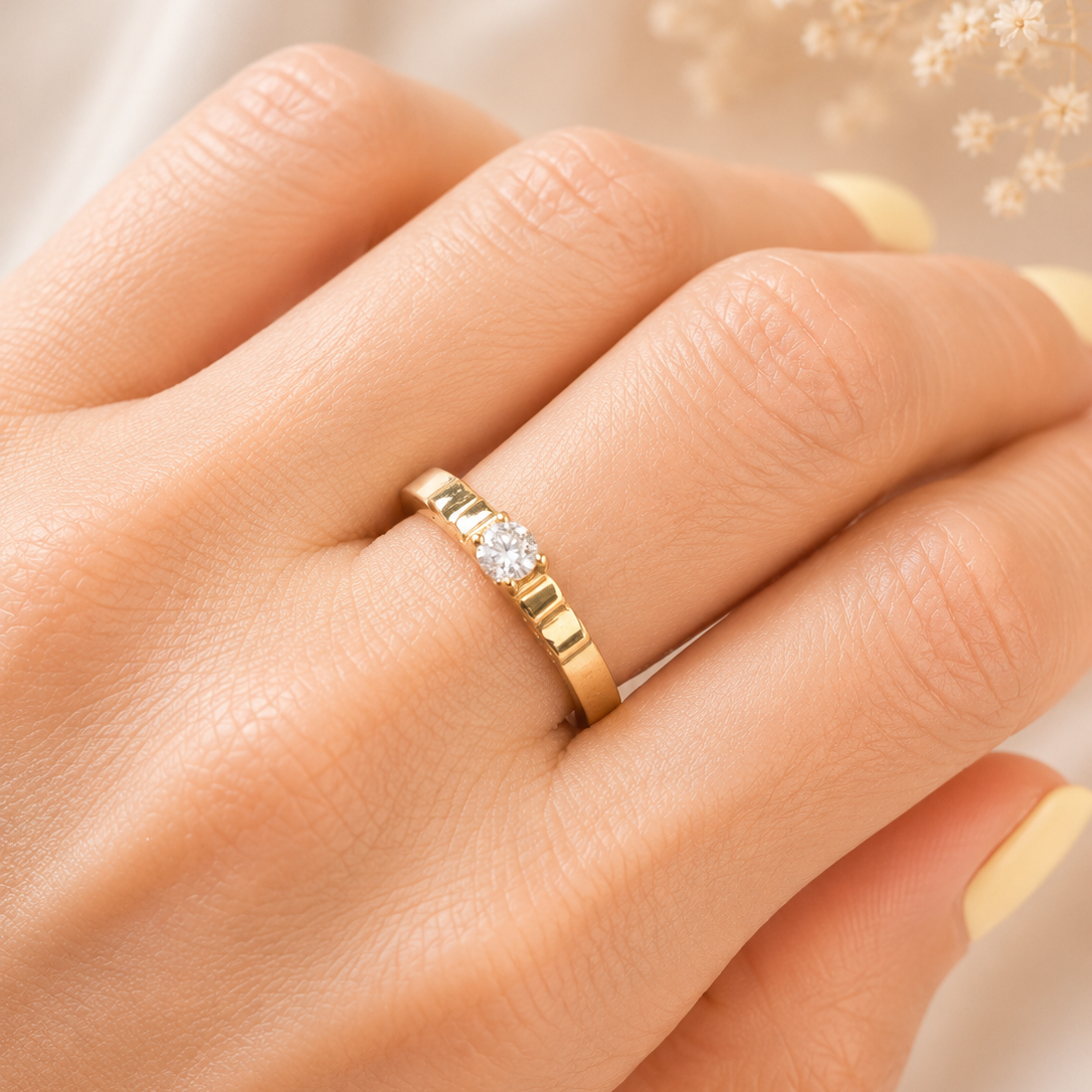 Solitaire Ring / 2.3 gr / Size 5 / 18K Italian Gold