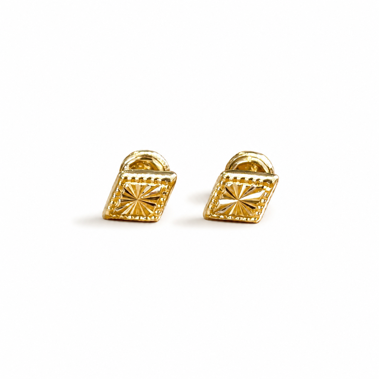 Pendientes de botón en forma de diamante / 0,8 g / 6 mm / Oro de 18K